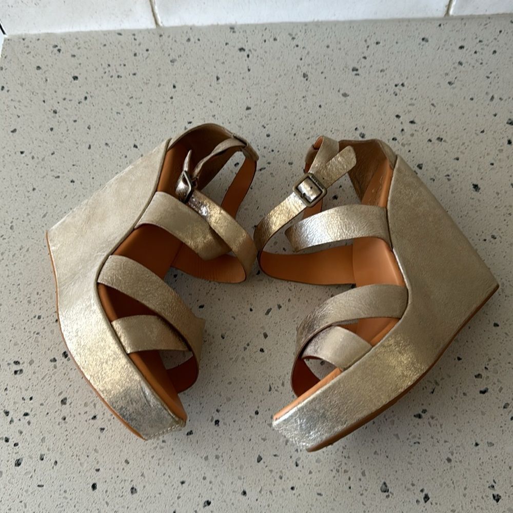 'Kork-Ease Grailey' Leather Gold Metallic Crisscross Strap Wedge Sandals Size 10 - Picture 13 of 16